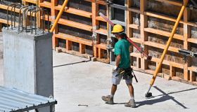 Controlli a sorpresa sul lavoro, nuove regole per test antidroga e badge in cantiere