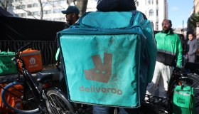 Paghe dei rider a 4 euro l’ora, Deliveroo indagata per caporalato: il caso