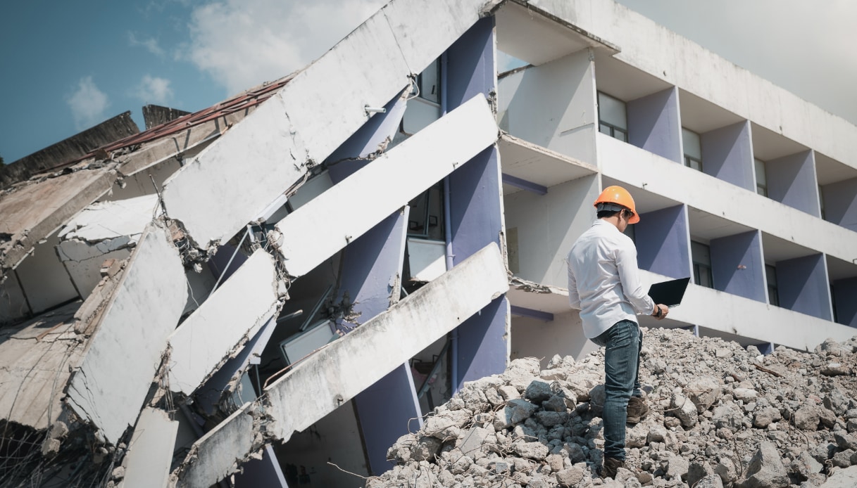Il crollo di un edificio è un reato? Chi è responsabile e deve risarcire i danni