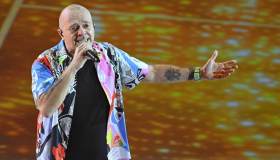 Max Pezzali a Sanremo 2026, patrimonio da oltre 5 milioni. Ricavi top per la società