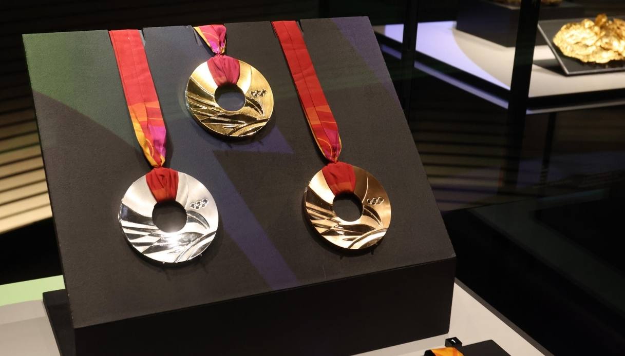 Olimpiadi 2026, quanto vale davvero l’oro: premi fino a oltre 700 mila euro per gli atleti