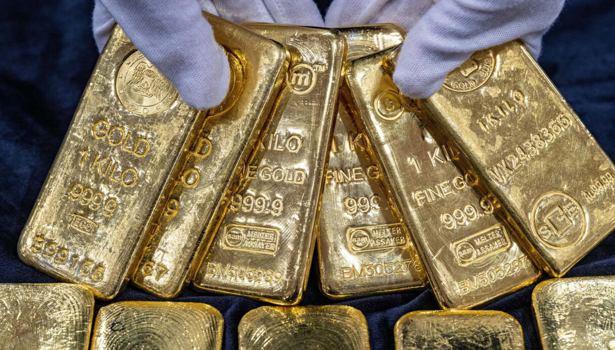 Prezzo dell'oro ancora sulle montagne russe, nuovo calo a 4.900 dollari l'oncia