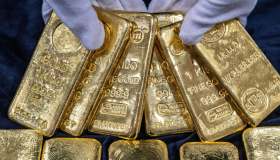 Prezzo dell’oro ancora sulle montagne russe, nuovo calo a 4.900 dollari l’oncia