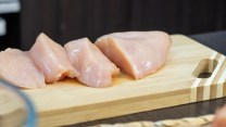 Pollo richiamato dai supermercati per salmonella, i lotti e la scadenza