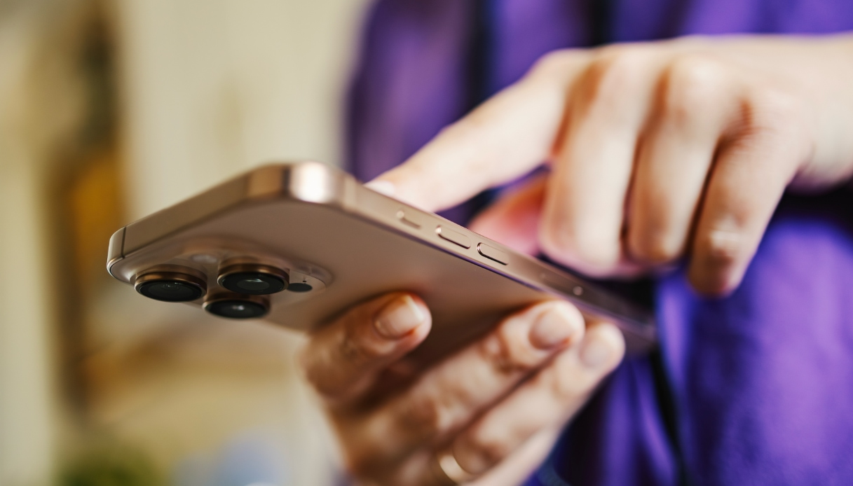 Truffa della ballerina su WhatsApp, come funziona il ghostpairing svuota conto