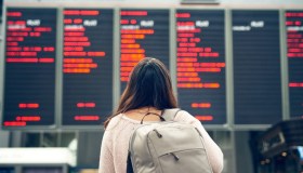 Caro voli, la guerra in Iran gonfia i prezzi: quando conviene prenotare