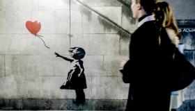 Chi è davvero Banksy? L’identità di Robin Gunningham dietro opere da record: quanto valgono