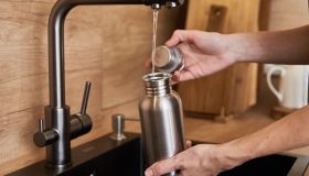 Acqua del rubinetto, 3 famiglie italiane su 10 ancora non si fidano: le 3 regioni critiche