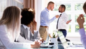 Lite con i colleghi? Perché il capo può trasferirti subito (anche se non è colpa tua)