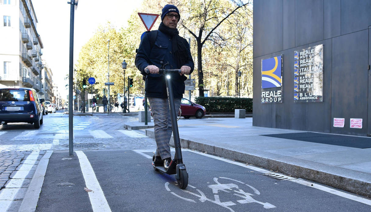 Monopattino elettrico, targa e assicurazione obbligatorie: multe al via