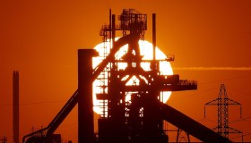 Il petrolio sale a 105 dollari al barile, nuove previsioni dopo 3 settimane di guerra