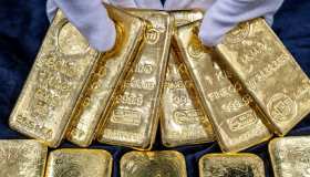 Prezzo oro giù del 10% fra vendite record e fuga verso il dollaro, che sta succedendo