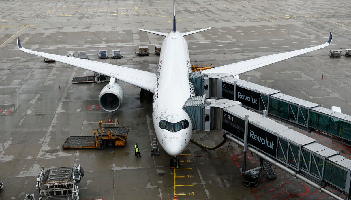 Prezzi record per i voli, l’impatto della guerra sui viaggi: quanto costano oggi