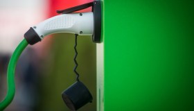 Prezzi colonnine di ricarica per le auto elettriche poco chiari, c’è chi paga 10 euro in più