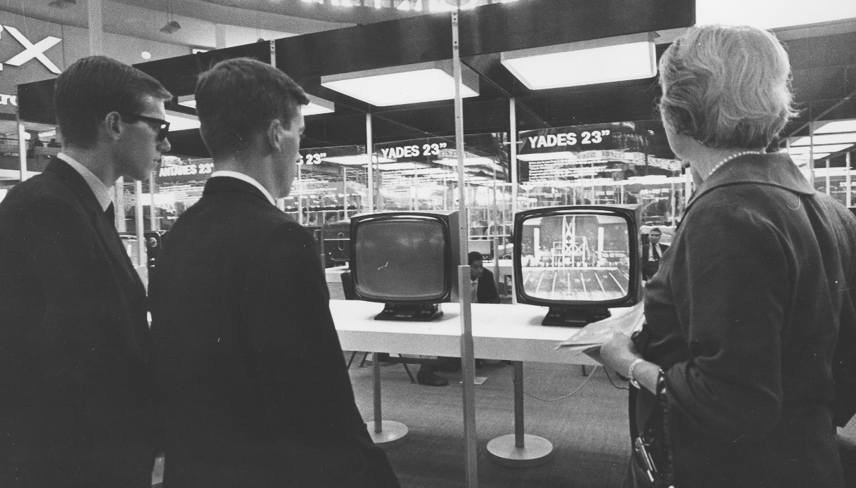 Lo stand di Brionvega alla Fiera di Milano nel 1963 con l'Antares da 23" e il Doney da 14"