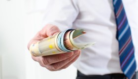 Stipendio in contanti illegale, multa salata per ogni singolo pagamento