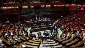 Decreto bollette approvato alla Camera, via al bonus da 115 euro e stop call center