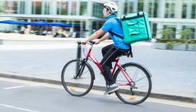Deliveroo in amministrazione giudiziaria per le accuse di caporalato e paghe basse