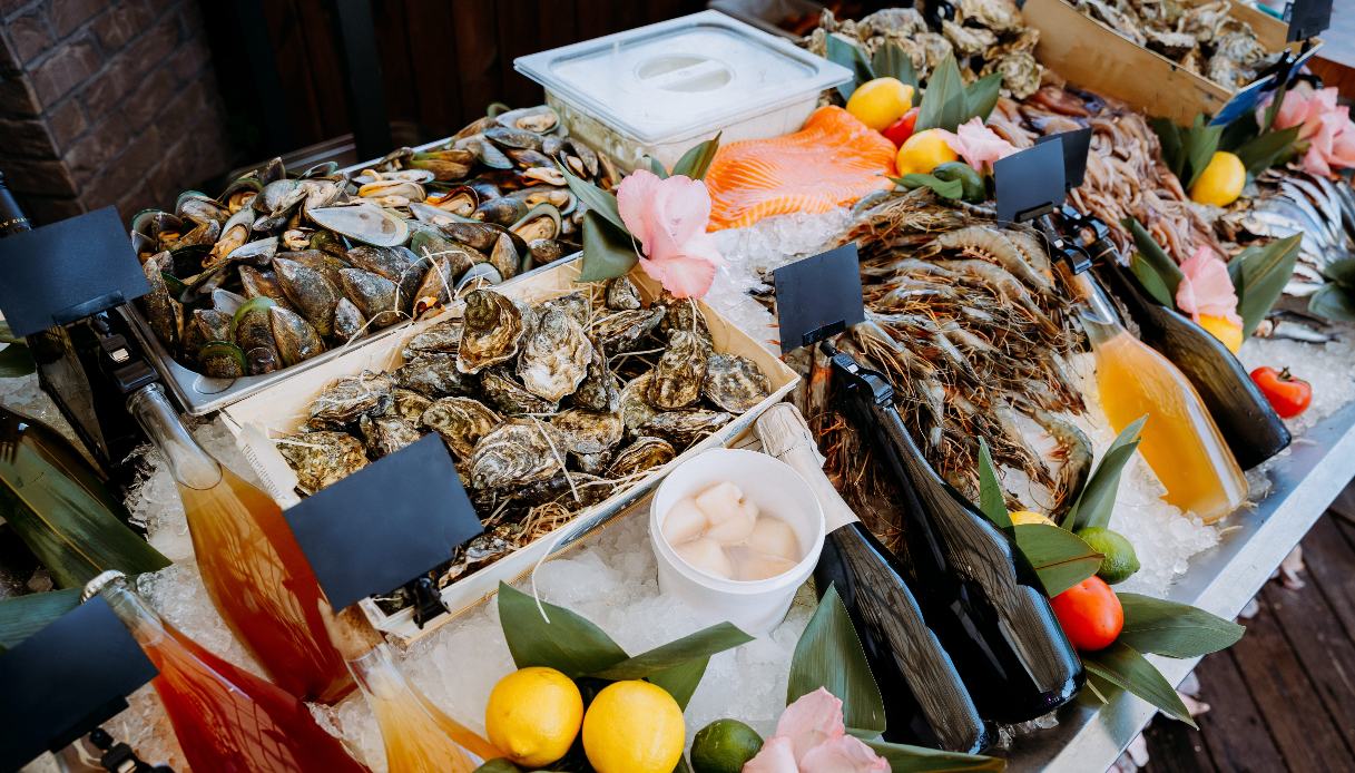 Epatite A a Napoli, scatta l'ordinanza che vieta la vendita di frutti di mare