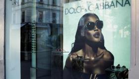 EssilorLuxottica rinnova con Dolce&Gabbana fino al 2050 ma in Borsa è sotto i 100 miliardi