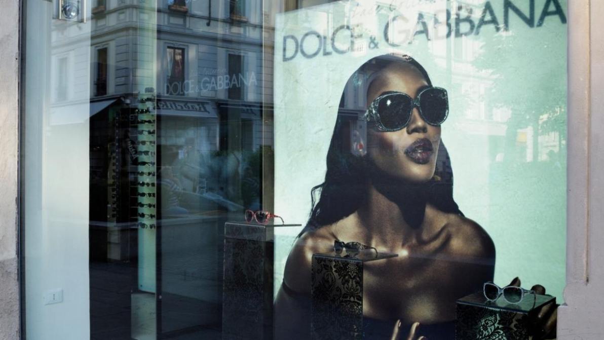 EssilorLuxottica rinnova con Dolce&Gabbana fino al 2050 ma in Borsa è sotto i 100 miliardi
