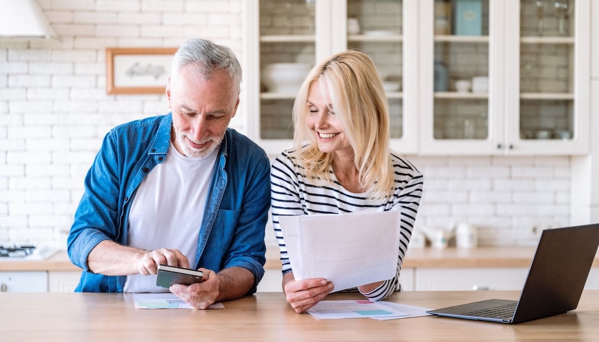 Flat tax al 7% per i pensionati, vantaggi e rischi di trasferirsi in Italia