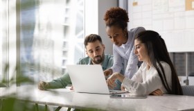 Flat tax sugli aumenti e turni festivi, come funziona e chi vi ha diritto