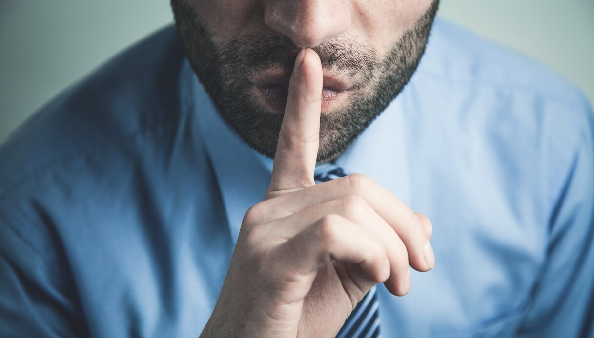 Quando l’omertà in ufficio costa il posto di lavoro (anche senza condanna penale)