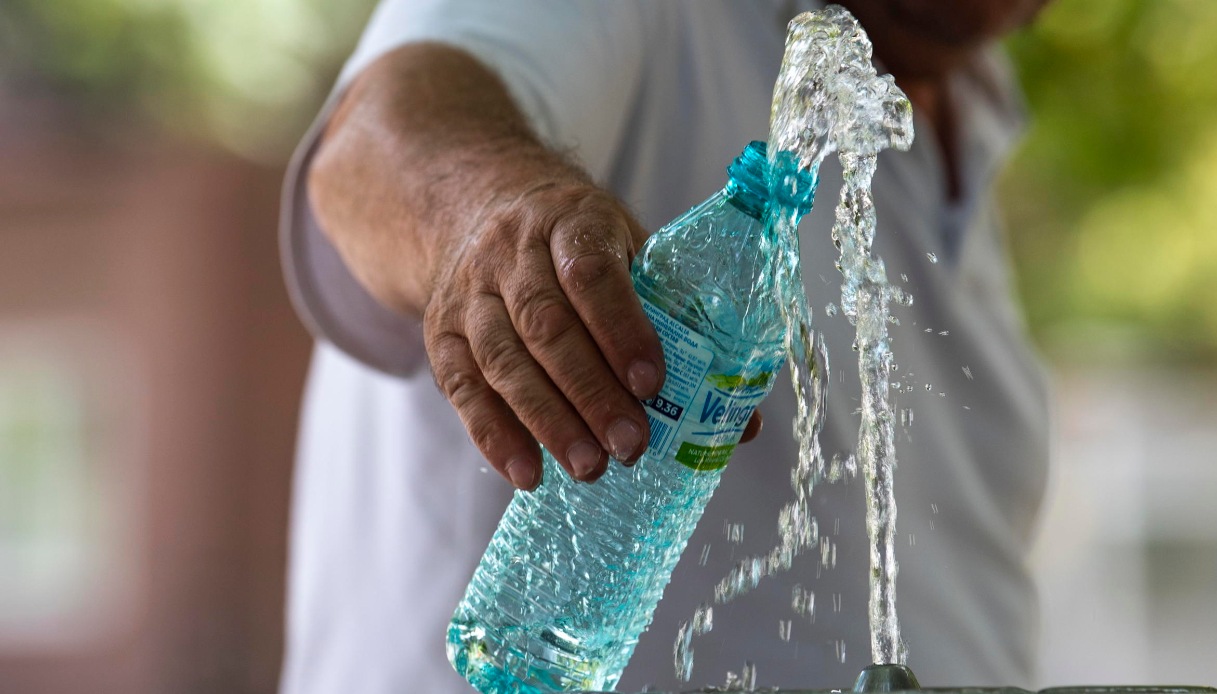 Microplastiche nell’acqua, meglio bere dal rubinetto o dalla bottiglia?
