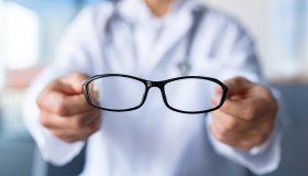 Proteggere gli occhi a distanza nelle aree di guerra, come funzionano i corridoi teleterapeutici