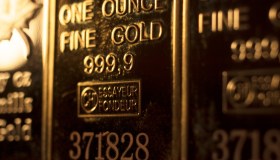 Oro in calo dopo i rimbalzi dei giorni scorsi, ma può arrivare a quota 6.000 dollari