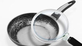 Padelle, vestiti e cosmetici con Pfas: riconoscerli in etichetta ed evitare contaminazioni