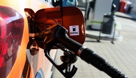 Prezzi di benzina e diesel in crescita, quanto paghiamo in più: aumenti fino a 186 euro