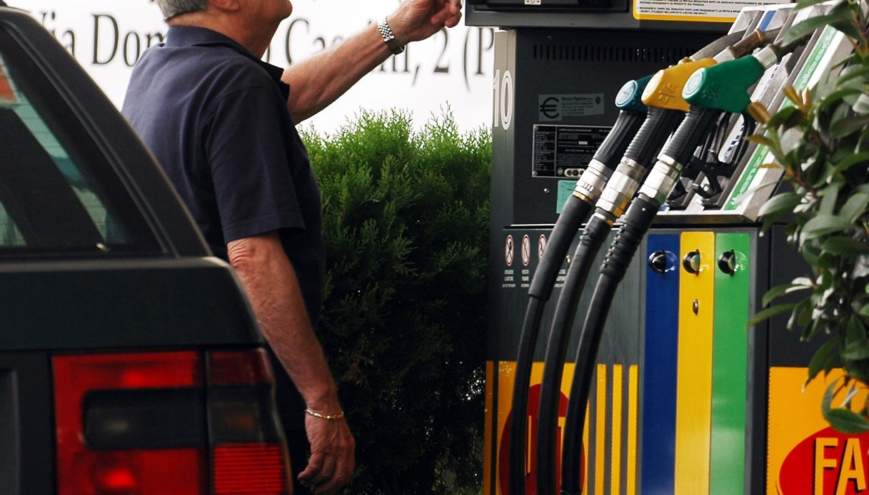Caro carburanti, diesel supera i 2 euro: cosa cambia al distributore con le accise mobili