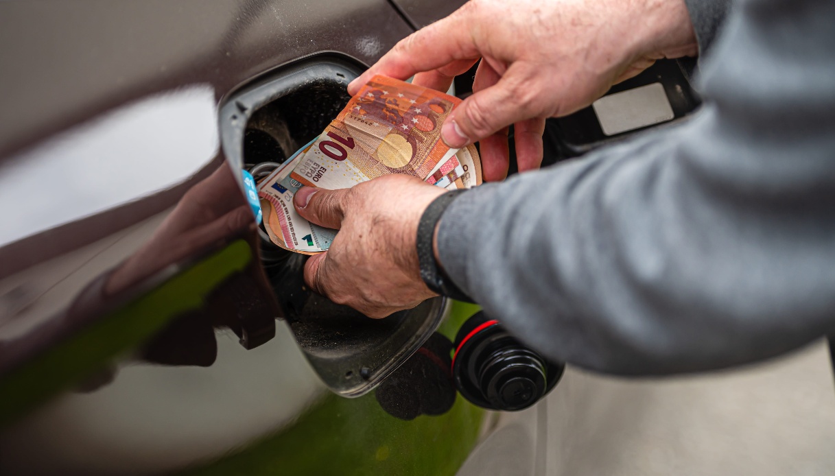 Caro petrolio, prezzi più bassi e consumi ridotti: i 10 consigli dell’Aie