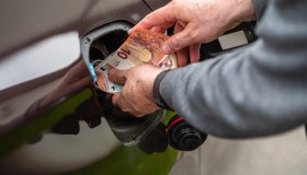 Caro petrolio, prezzi più bassi e consumi ridotti: i 10 consigli dell’Aie