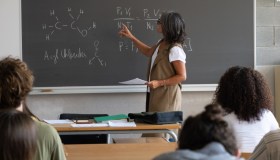 Scuola, la riforma toglie ore ad alcune materie: quali docenti saranno penalizzati