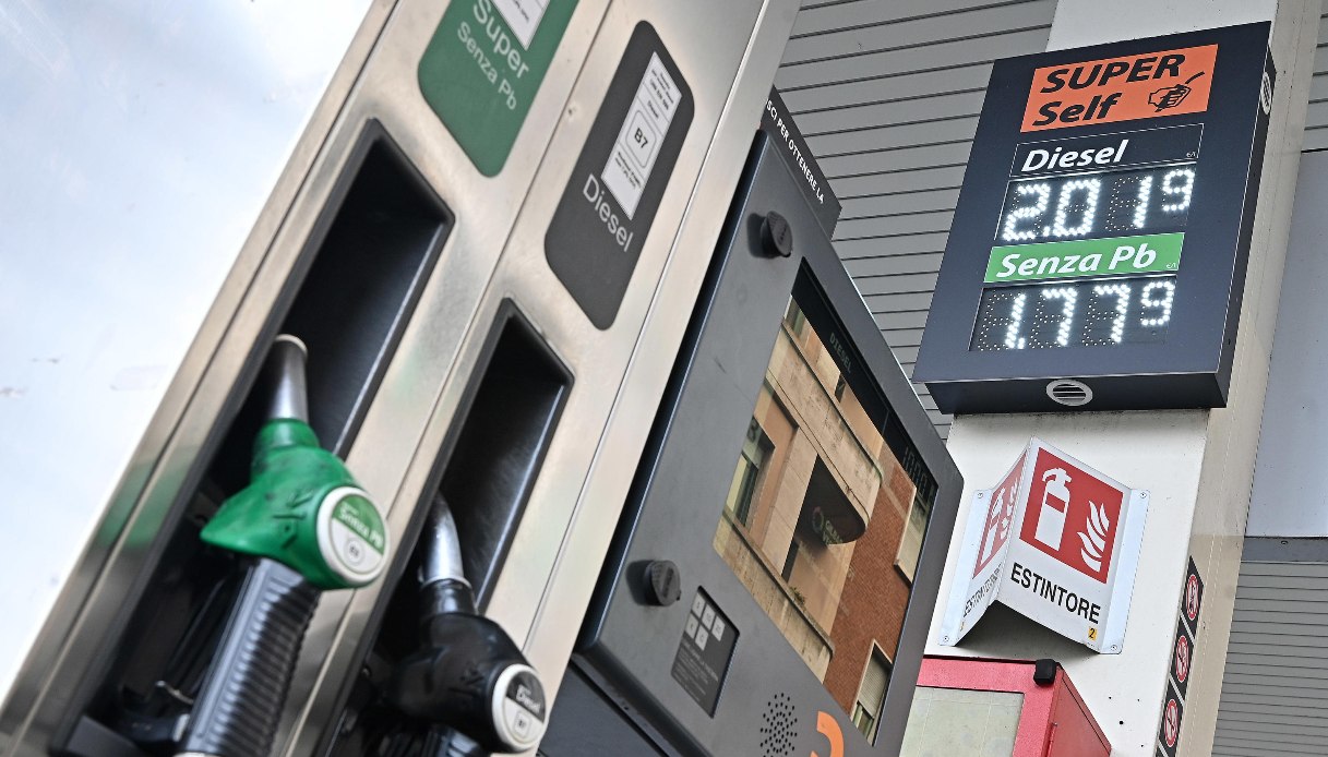 Benzina e diesel oltre i 2 euro al litro, tutti i metodi per risparmiare