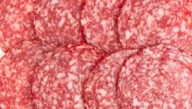 Salame Milano contaminato nei supermercati, rischio Salmonella: il lotto oggetto di richiamo