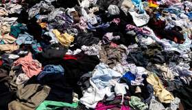 Stretta fast fashion, i vestiti invenduti non si possono più distruggere