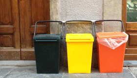 Tassa sui rifiuti in base a quanto si butta, arrivano i nuovi secchi: cos’è la Tarip