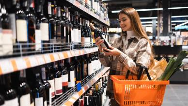 Prezzo del vino in calo, perché costa meno rispetto a birra e liquori?