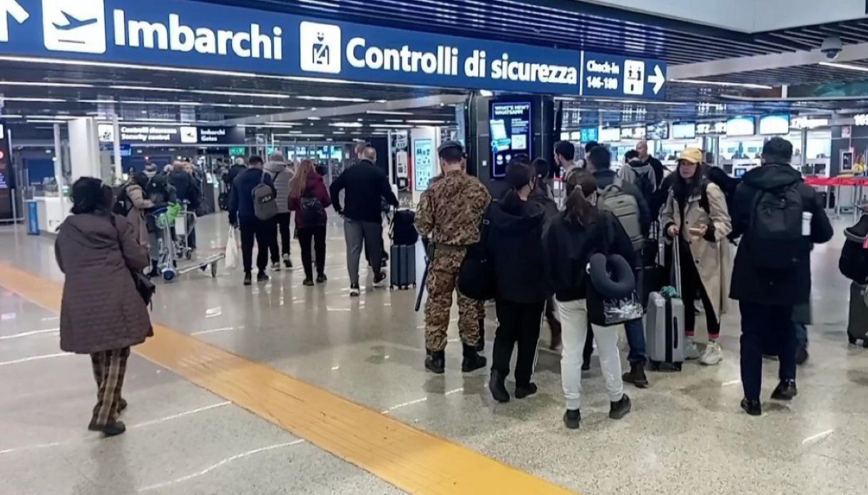 Guerra in Iran e voli sospesi, 7mila ritardi e 2mila cancellazioni: fino a quando non si vola