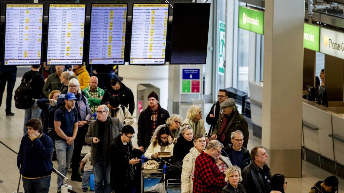 Aeroporti, scatta il sistema Ees: previste code anche di due ore ai controlli