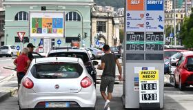 Prezzo di benzina e diesel in aumento del 29%, tra 25 aprile e 1° maggio spesi 1,4 miliardi