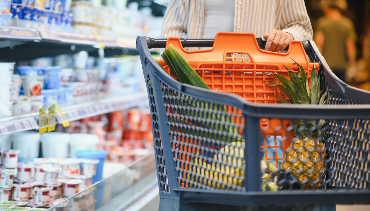 Prezzo della spesa in aumento del 2,2%, quali cibi costano di più adesso