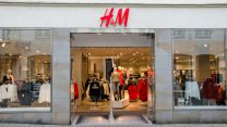 H&M chiude 160 negozi, anche in Italia: quanti lavoratori sono a rischio