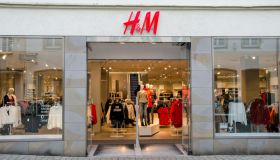 H&M chiude 160 negozi, anche in Italia: quanti lavoratori sono a rischio