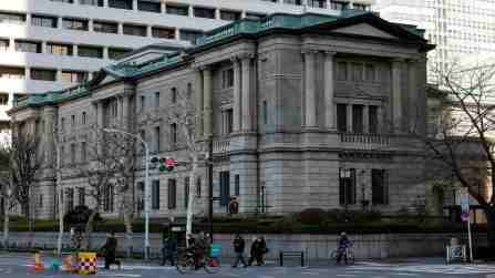 Bank of Japan, tassi fermi ma dimezza la crescita e alza stime su inflazione