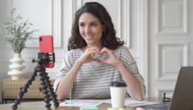 Influencer e content creator, cambiano contributi e codici Ateco: la sentenza